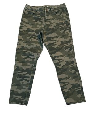 Universal Thread Green Camo Straight-Leg Pants